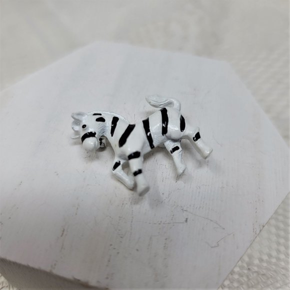 Zebra Metal Pin Brooch Small Black & White Fun - Picture 5 of 7